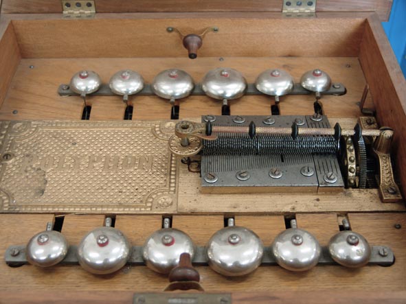 Polyphon zvonkový uvnitř